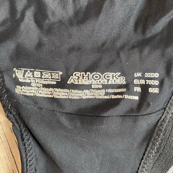 Shock Absorber Sports Bra - Picture 4 of 8